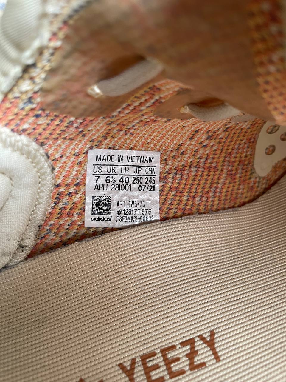 Adidas Yeezy – Beige (EU 40)