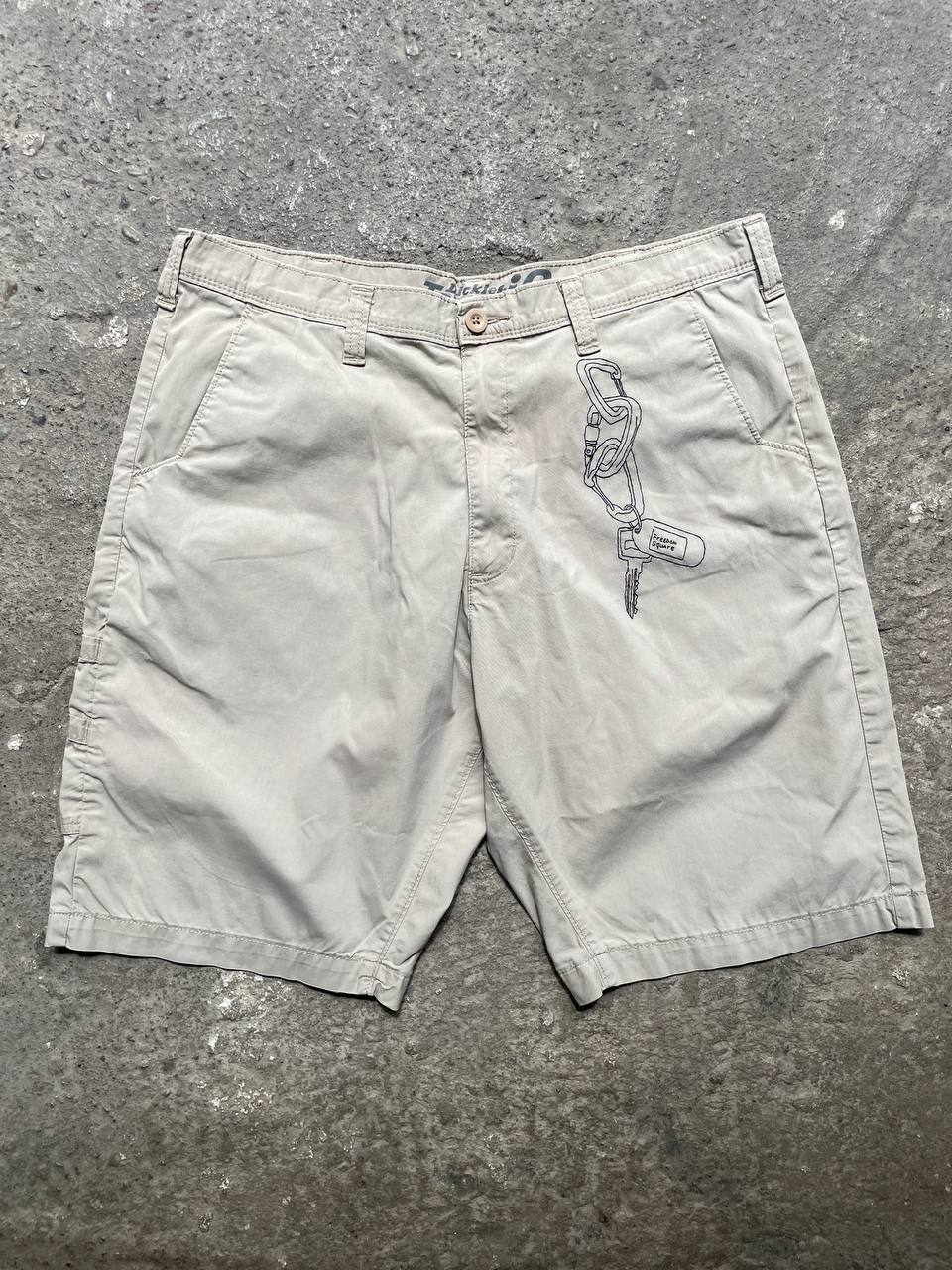 Dickies shorts with custom embroidery (36)